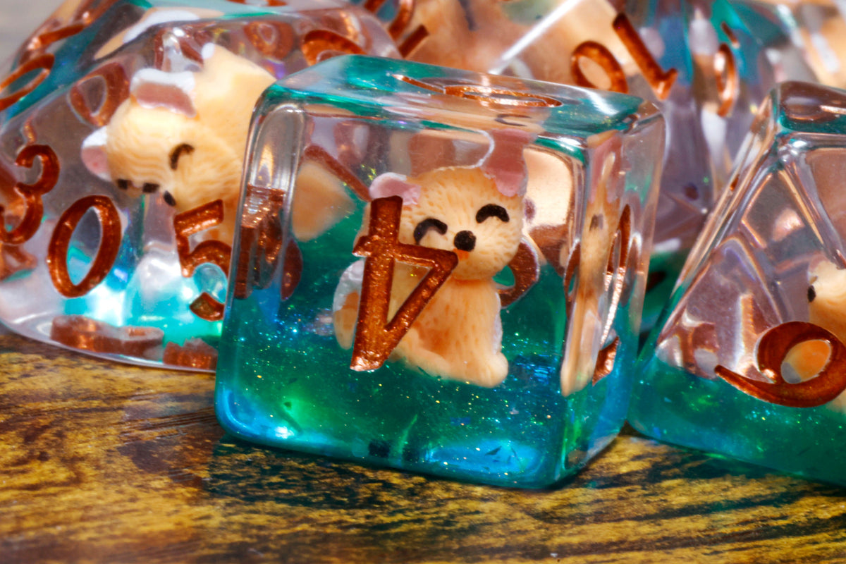 Renard – Ensemble de dés et boîte – Renardeaux roux sur couche verte scintillante