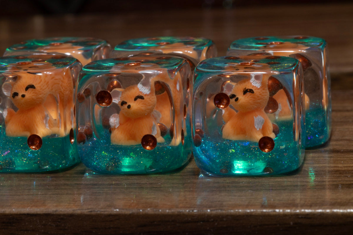Close-up of Fox's Cunning PIP D6 dice – fox cub figurine inside with copper pips