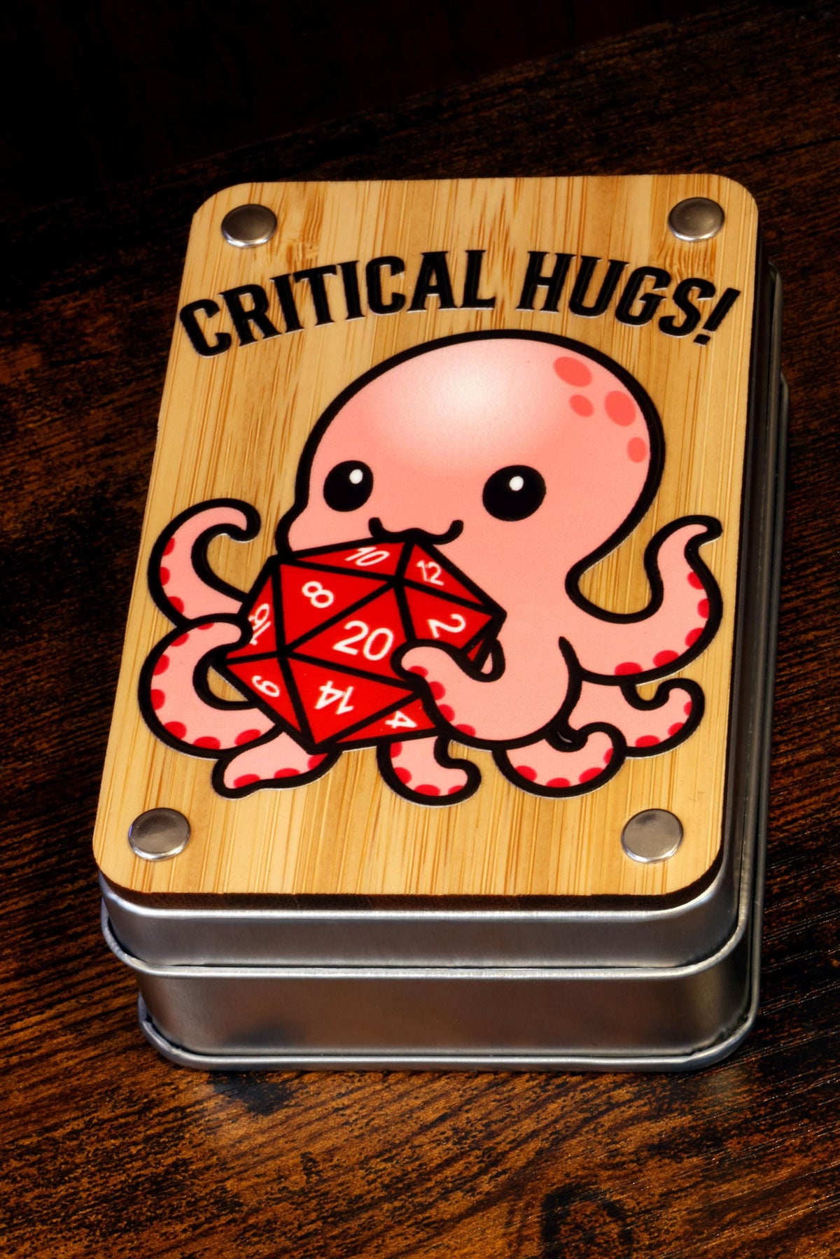 Boîte à dés Critical Hugs et ensemble de dés Pieuvre – Inclusions de pieuvres sur couche bleue