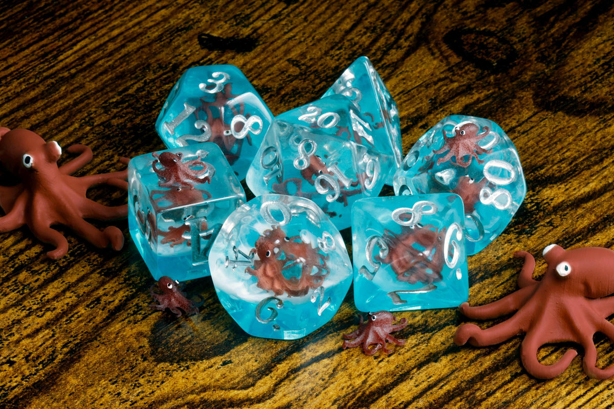 Boîte à dés Critical Hugs et ensemble de dés Pieuvre – Inclusions de pieuvres sur couche bleue