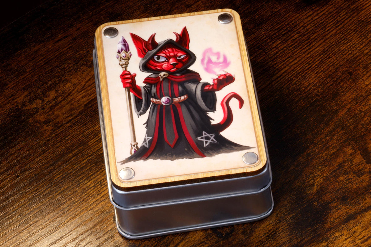 Chat occultiste – Boîte à dés et ensemble de dés – Chats démoniaques ailés sur couche rouge