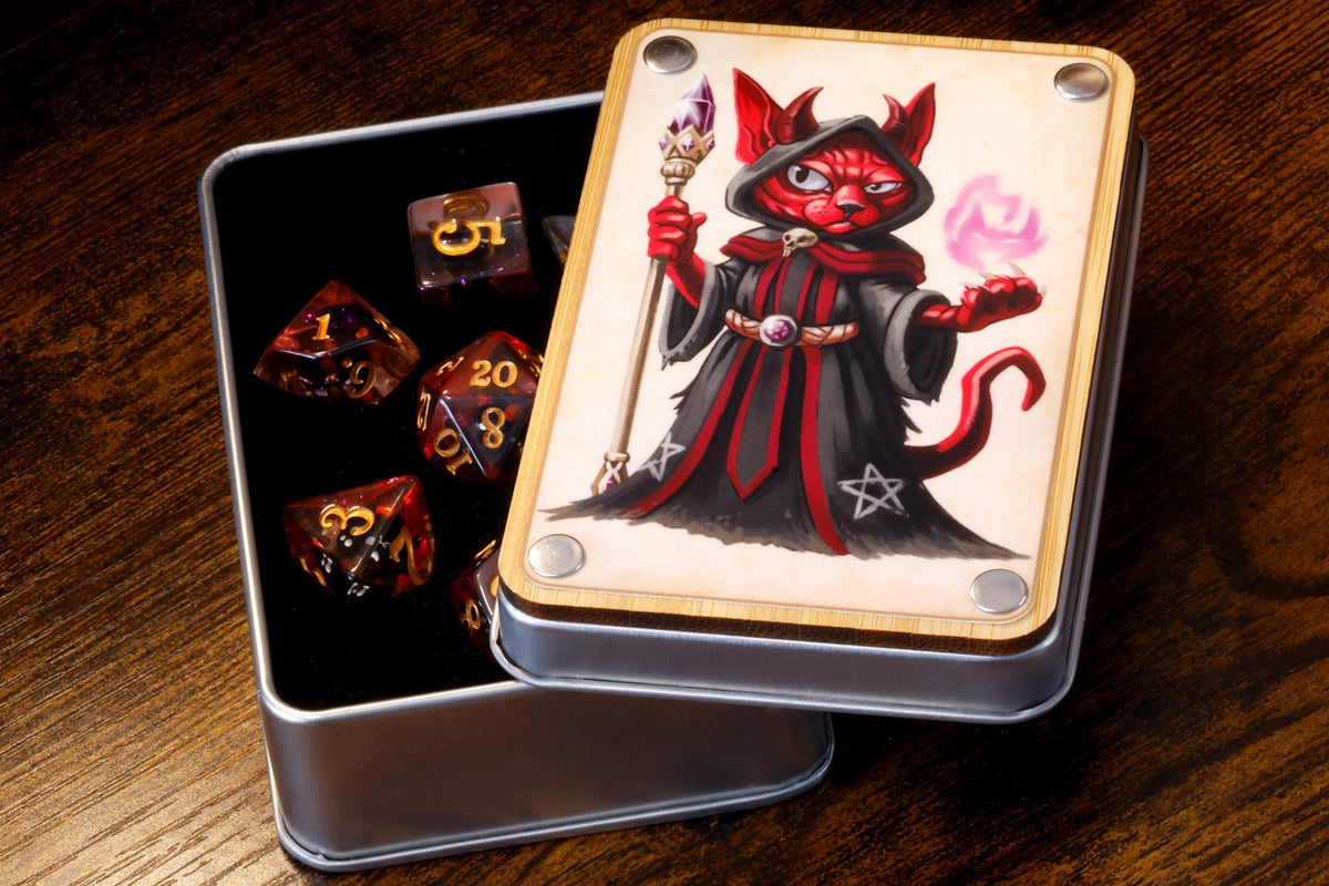 Chat occultiste – Boîte à dés et ensemble de dés – Chats démoniaques ailés sur couche rouge
