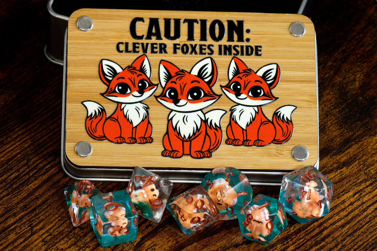 Renard – Ensemble de dés et boîte – Renardeaux roux sur couche verte scintillante