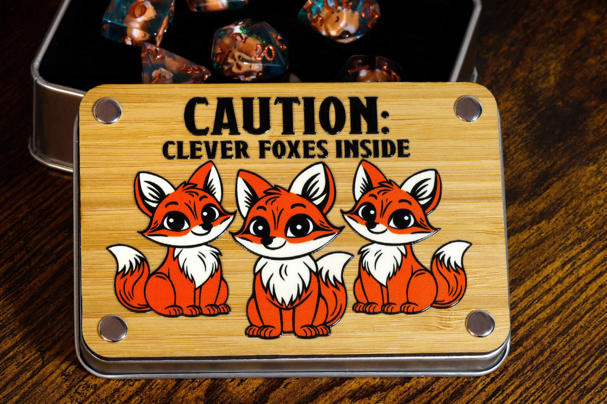Renard – Ensemble de dés et boîte – Renardeaux roux sur couche verte scintillante