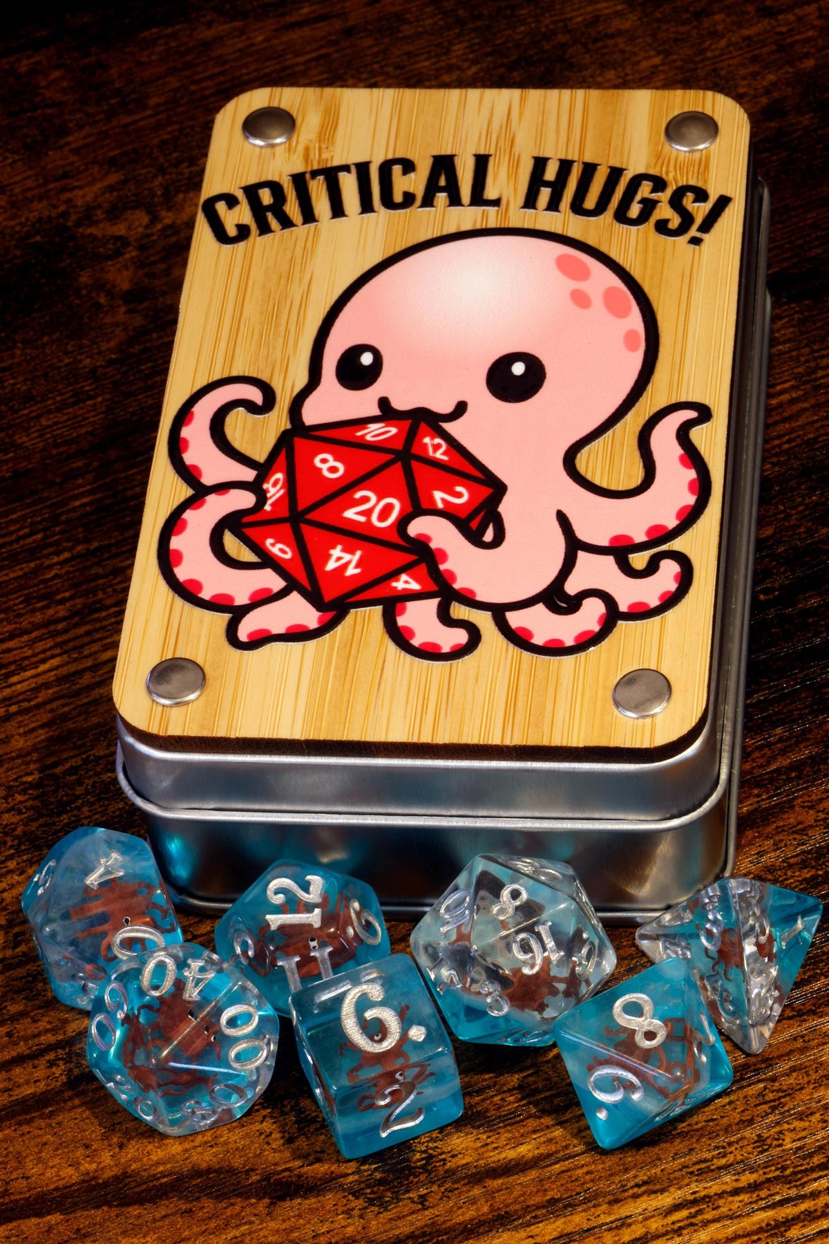 Boîte à dés Critical Hugs et ensemble de dés Pieuvre – Inclusions de pieuvres sur couche bleue